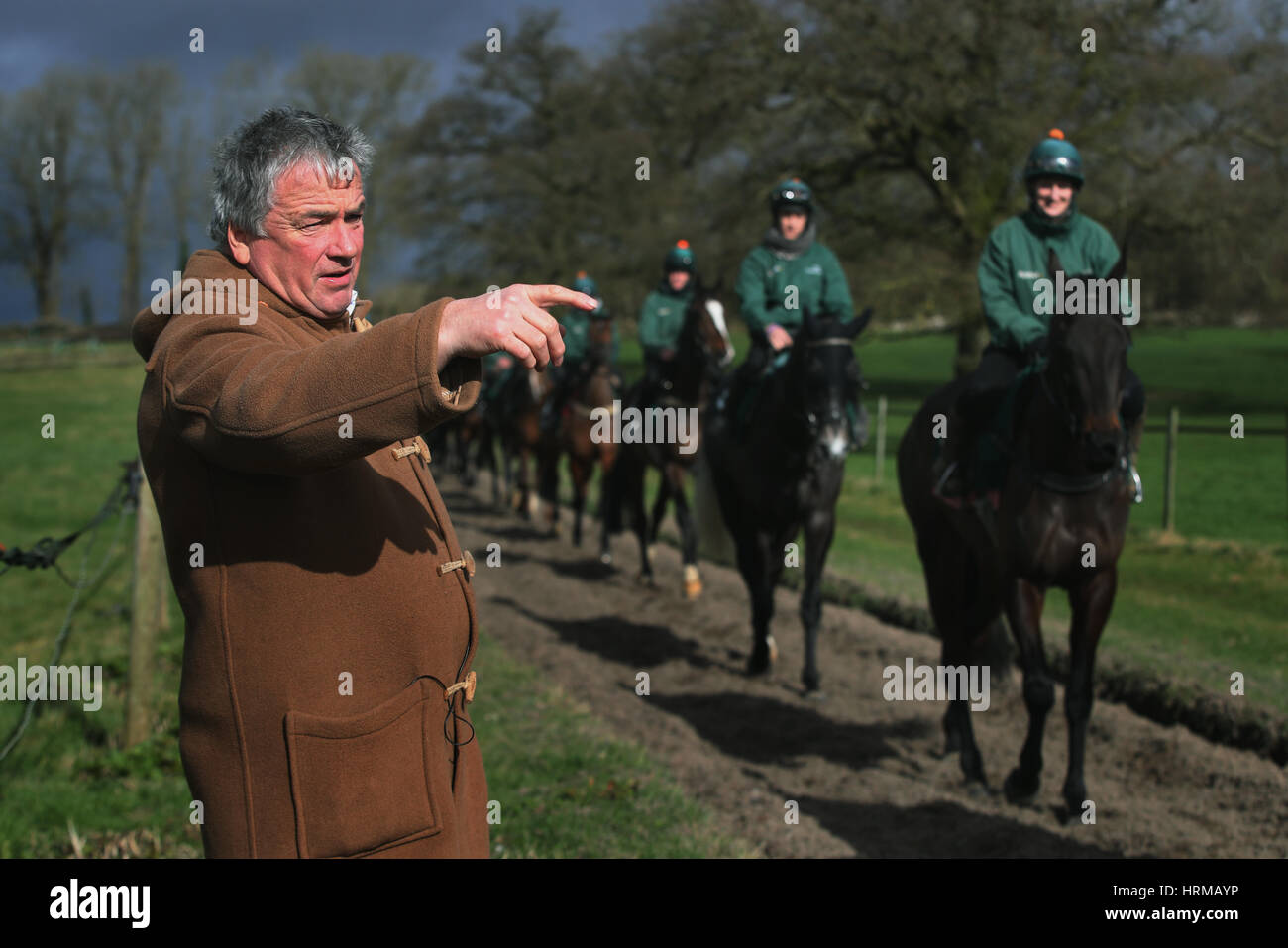 Nigel Twiston-Davies formateur donne sur ses chevaux sur les galops au cours d'une visite à ses écuries à Grange Hill Farm, Cheltenham. Banque D'Images