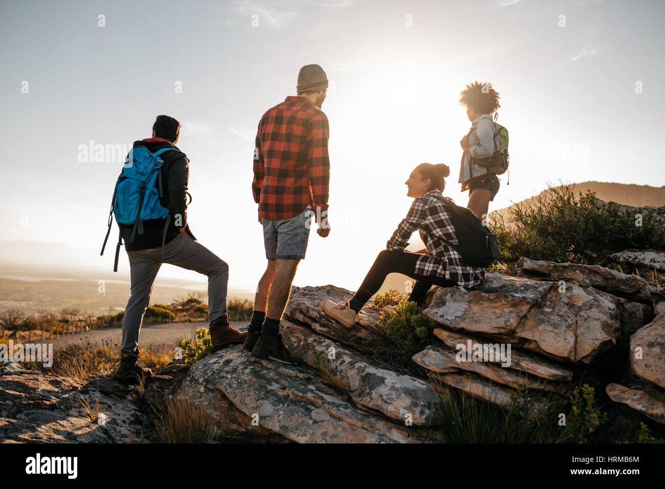 Groupe de randonneurs sur le dessus de la colline et profiter de la vue. Les jeunes de la randonnée dans la nature. Banque D'Images