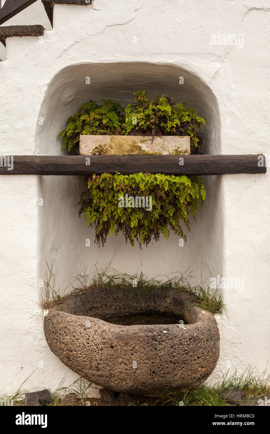 Un filtre à eau en pierre de lave en Teguise, Lanzarote, îles Canaries, Espagne Banque D'Images