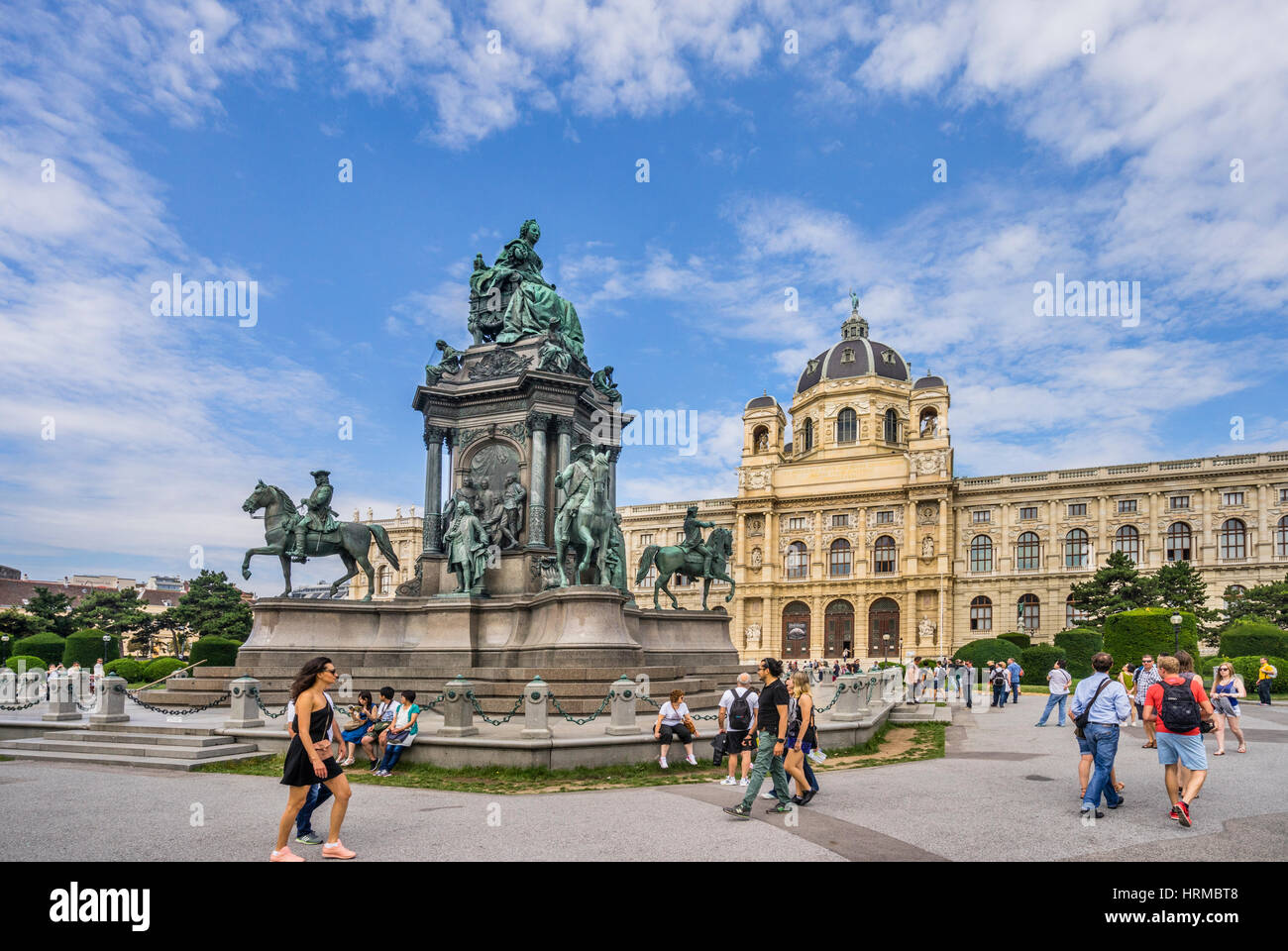 L'Autriche, Vienne, Maria-Theresien-Platz, Musée d'histoire naturelle de Vienne et la statue de l'Impératrice Marie-Thérèse Banque D'Images