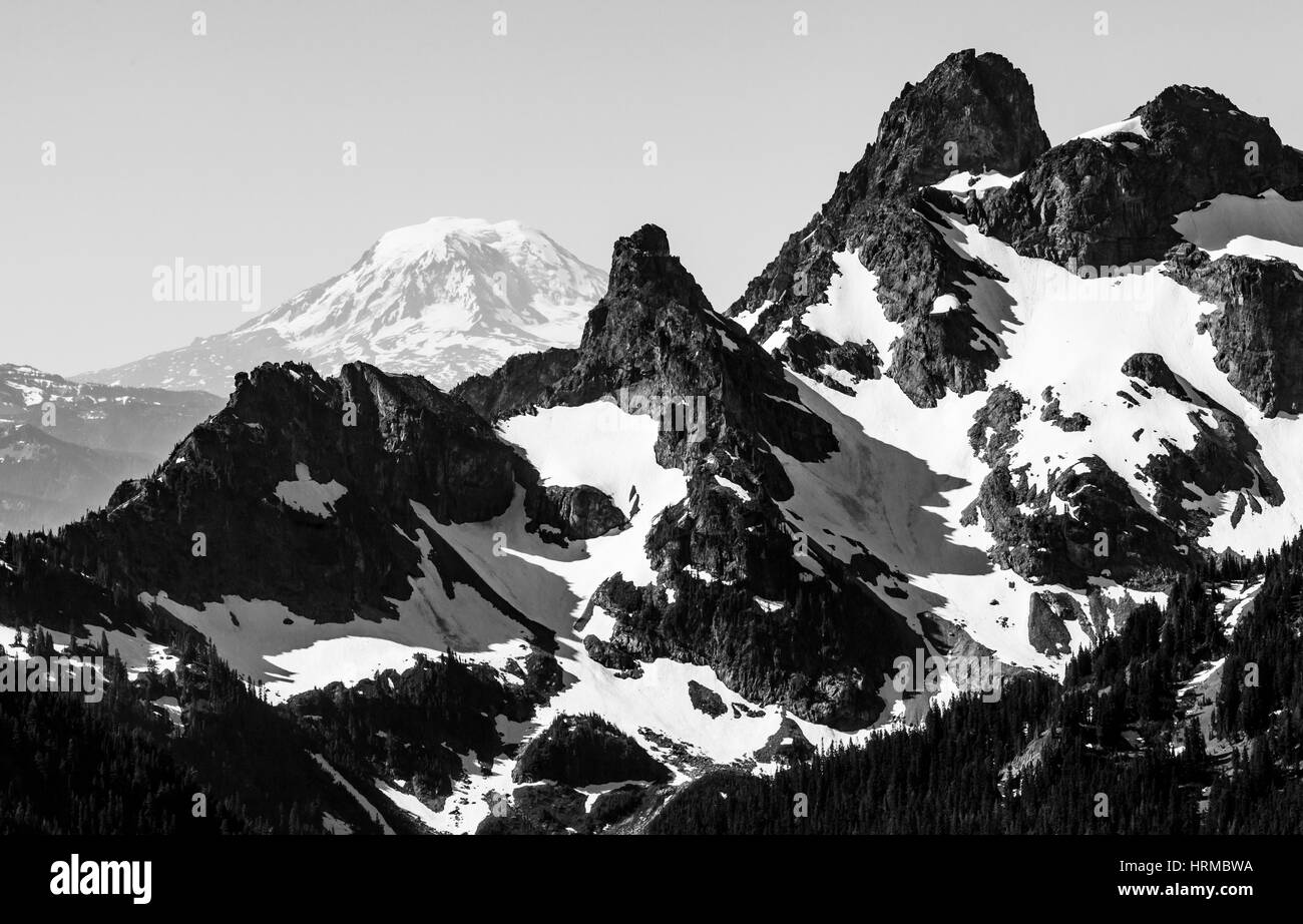 Une partie de l'île Goat Mountain range avec Mt Adams se dessinent dans la distance, Mount Rainier National Park, Washington, USA. Banque D'Images