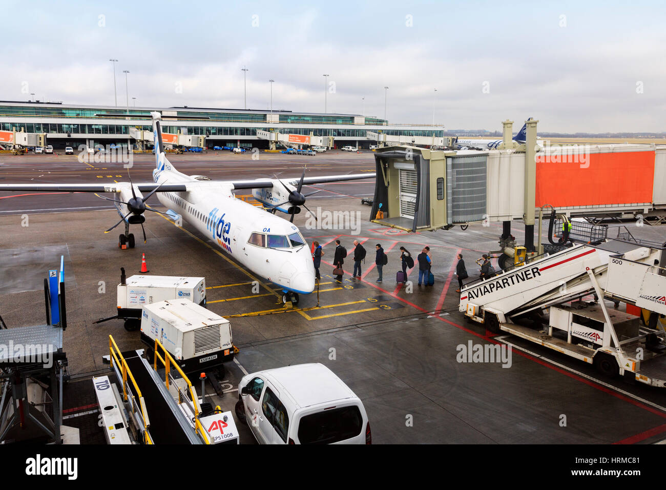 Les passagers d'un avion Flybe à l'aéroport Schipol d'Amsterdam, Hollande Banque D'Images