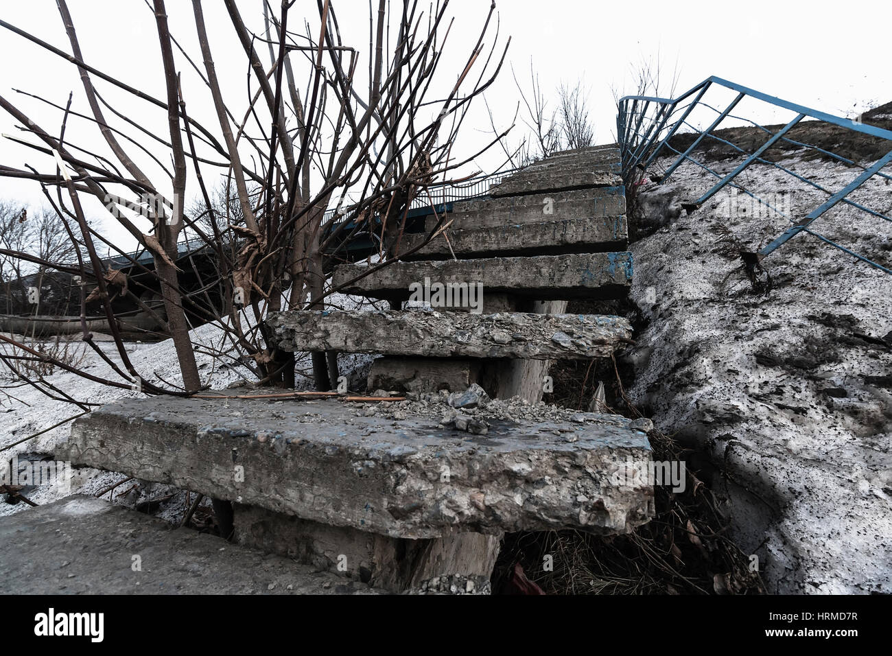 Pièces de béton escaliers près de la route Banque D'Images