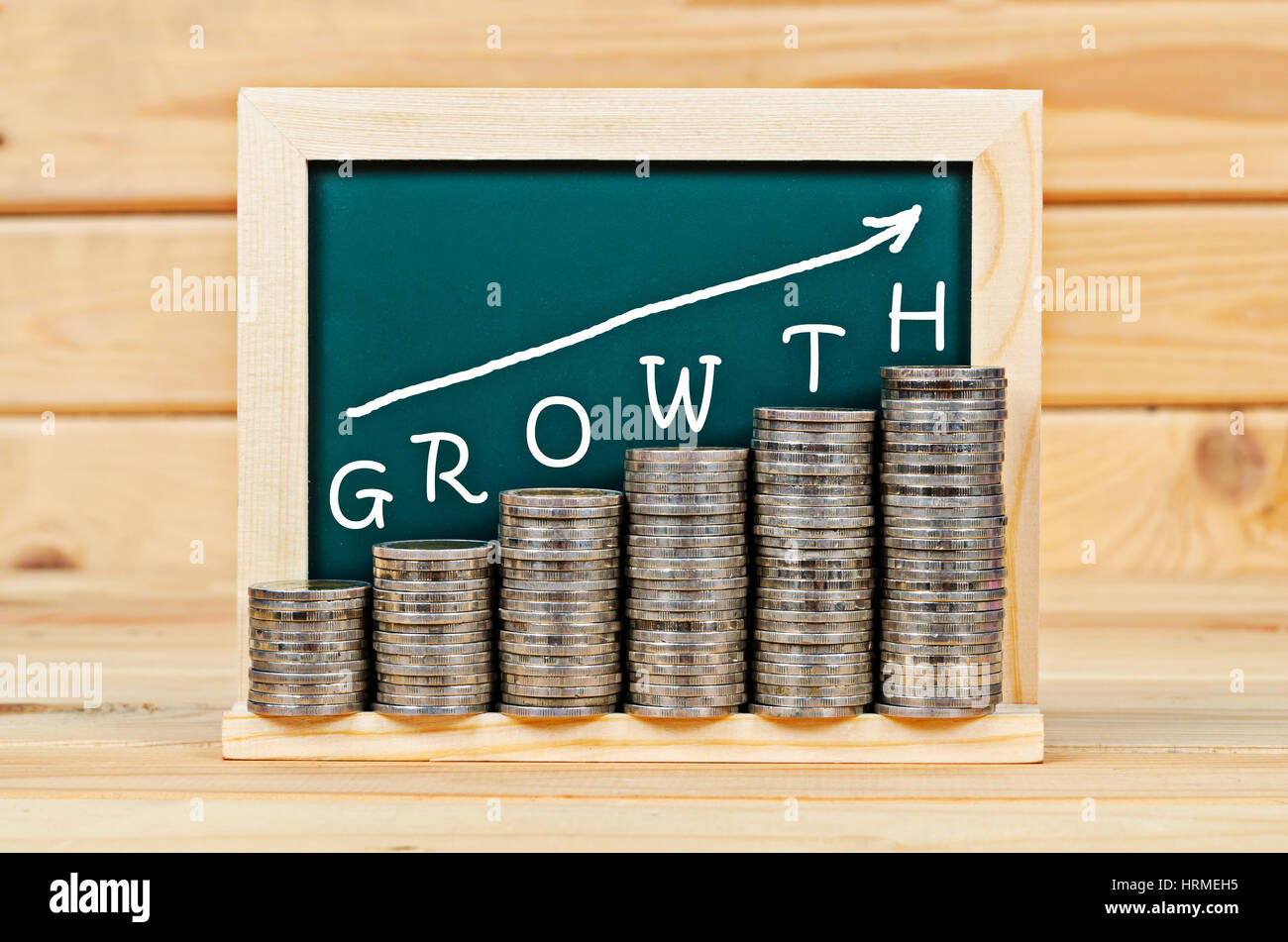 Graphique de l'argent avec la croissance on chalkboard dans chambre en bois. La croissance de l'entreprise concept. Banque D'Images