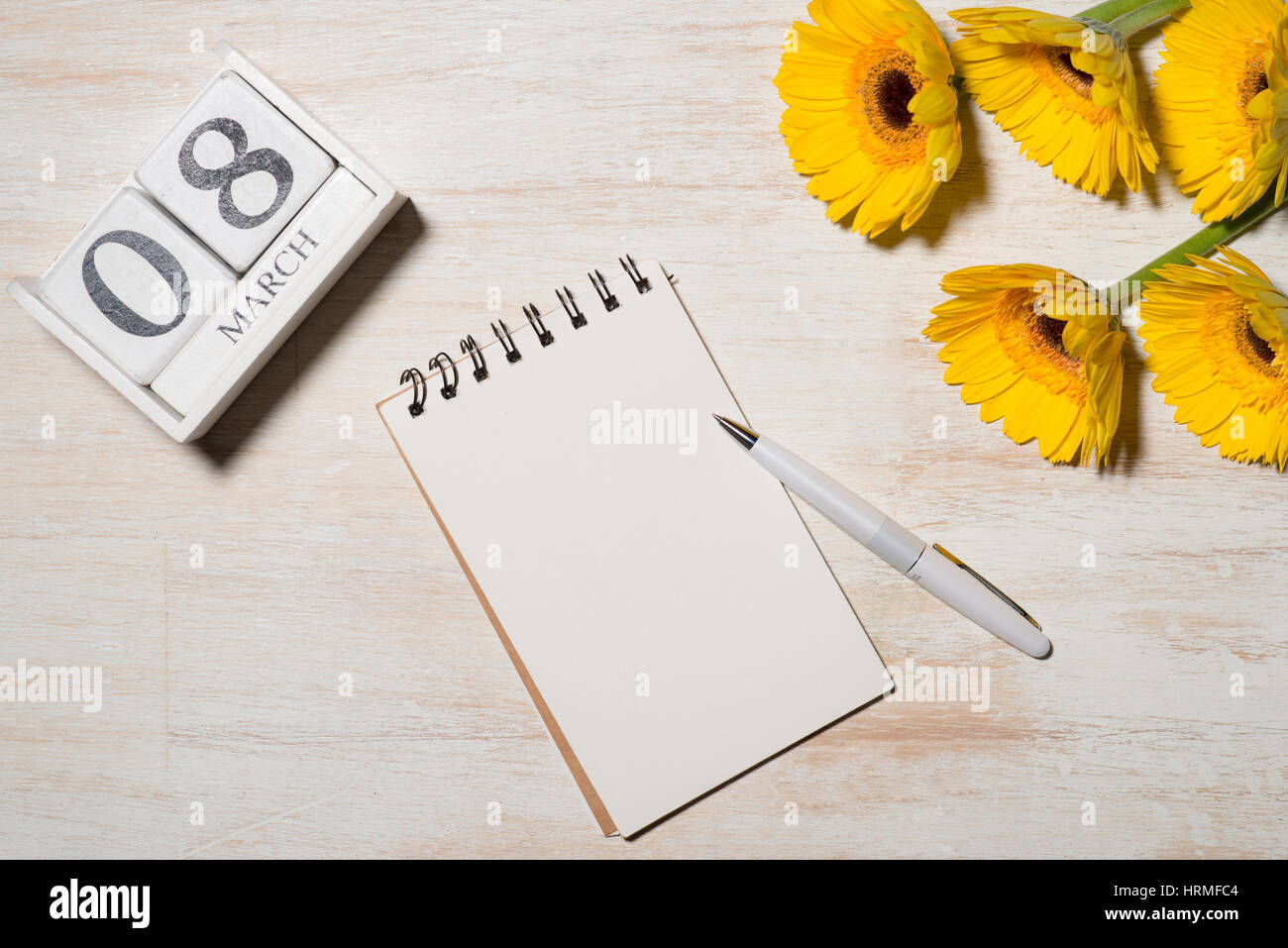 8e mars. Journée Womans carte de souhaits avec des fleurs jaunes sur fond de bois. Top View with copy space Banque D'Images