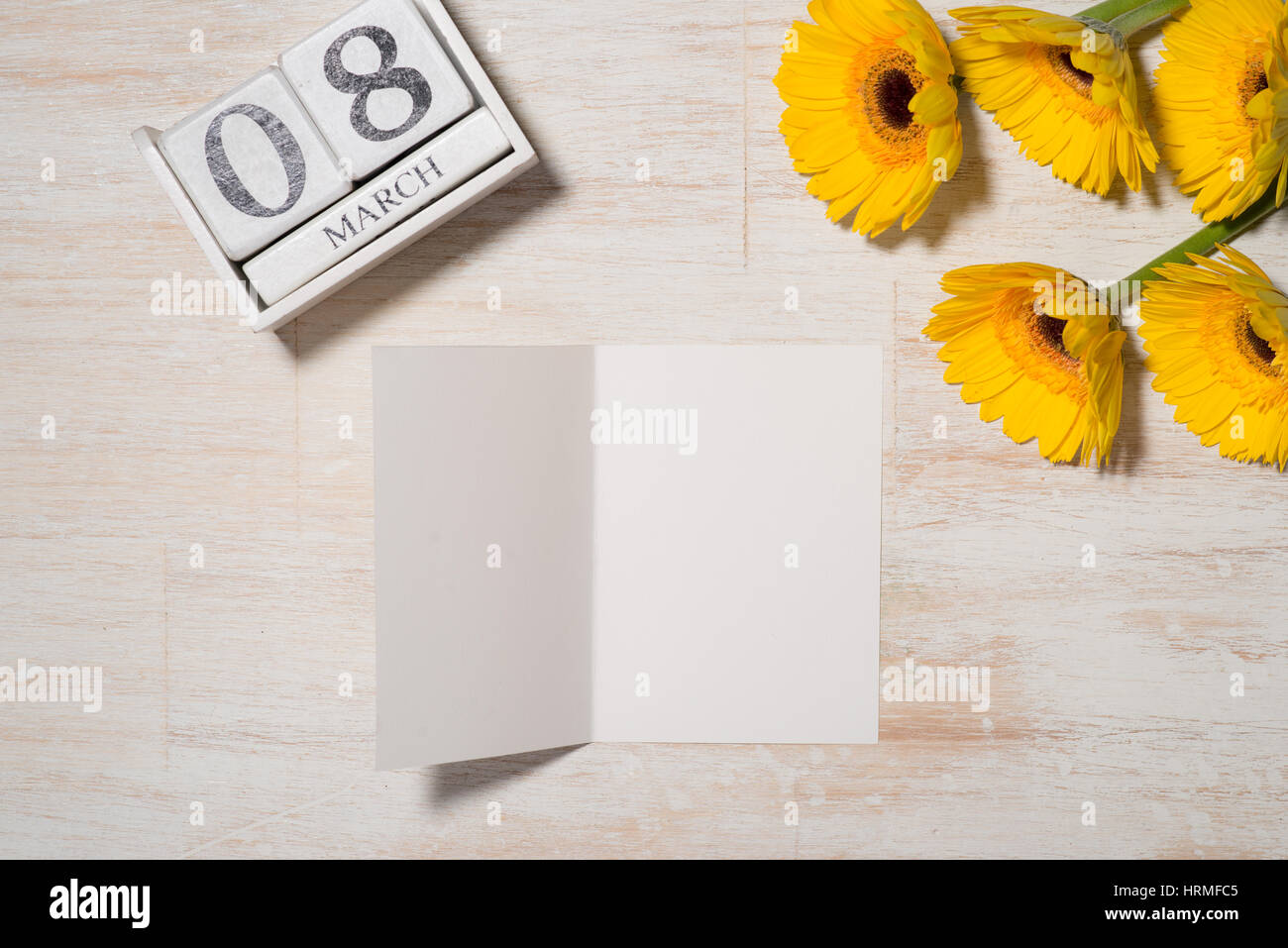 8e mars. Journée Womans carte de souhaits avec des fleurs jaunes sur fond de bois. Top View with copy space Banque D'Images