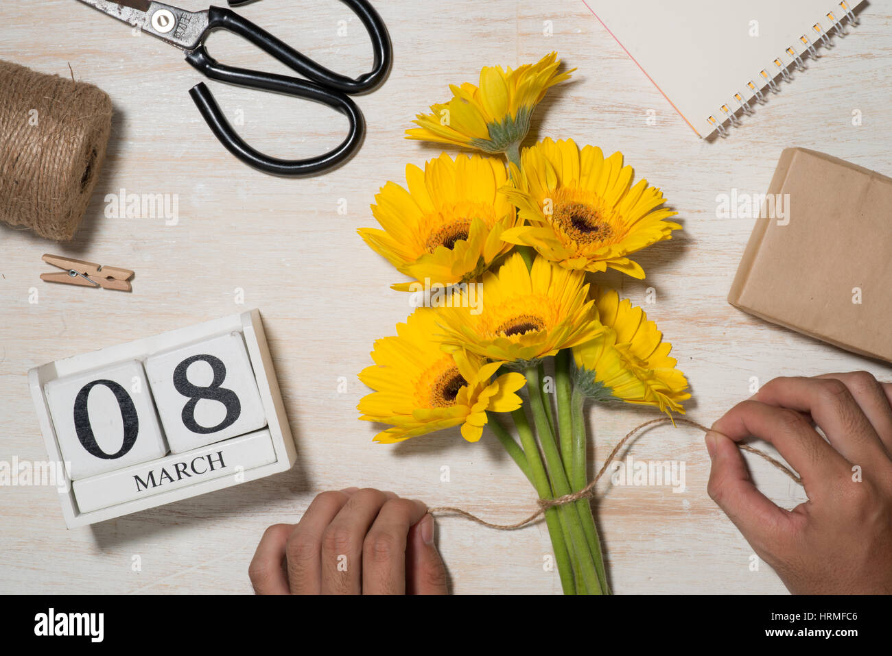8e mars. Emballage cadeau homme part fleurs sur fond de bois. Top View with copy space Banque D'Images