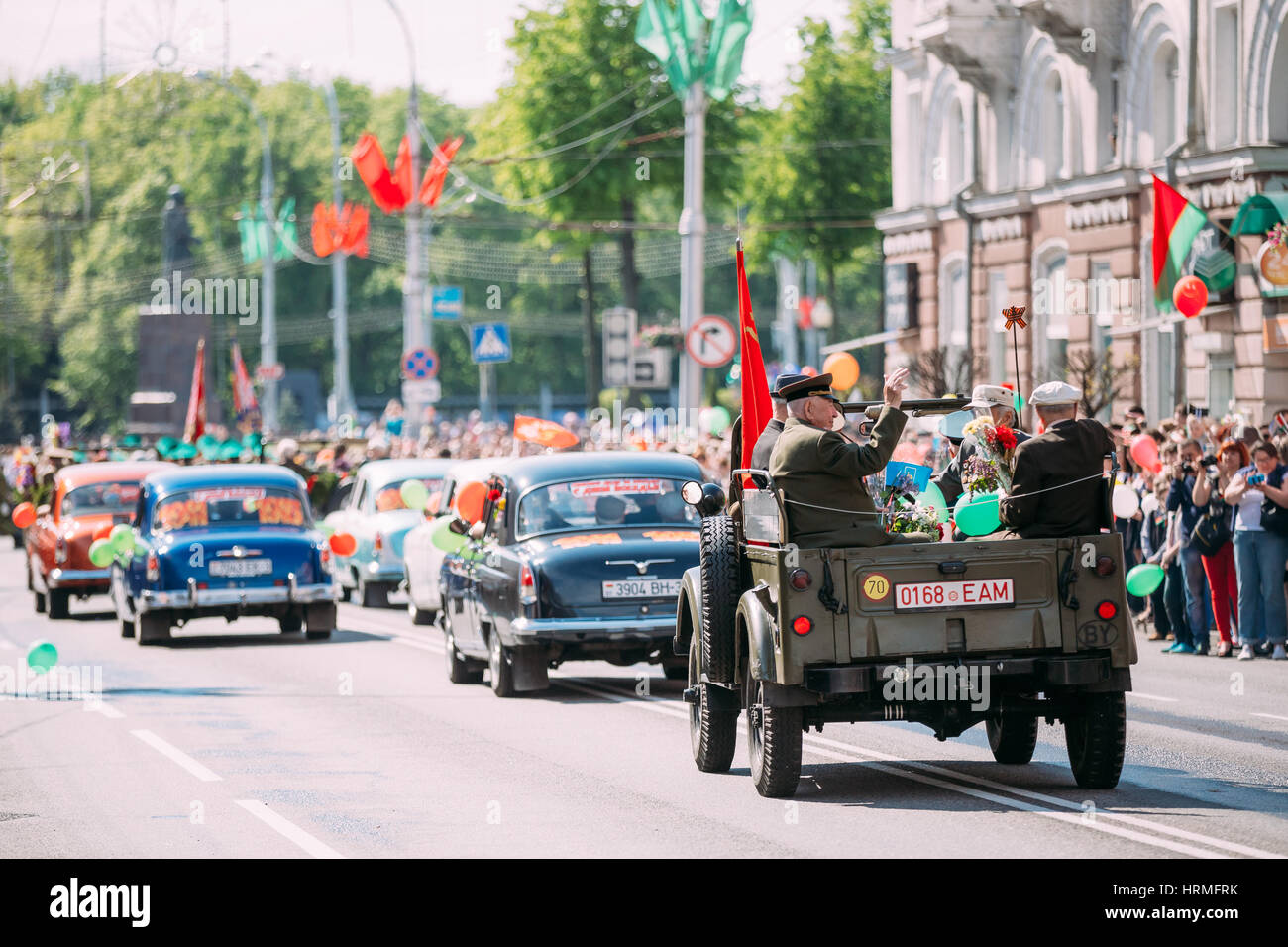 Gomel Belarus Homiel, la célébration du 9 mai, le jour de la victoire. Vue arrière de l'Auto Décoration Cortège avec les anciens combattants de la seconde guerre mondiale dans les Conseils Déménagement sur la rue festive à Pa Banque D'Images