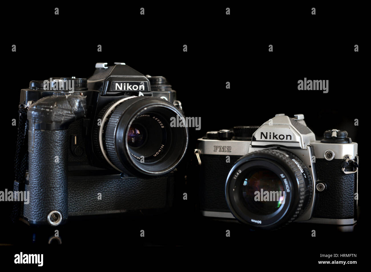 Vintage Nikon FM2 et FE caméras film Banque D'Images