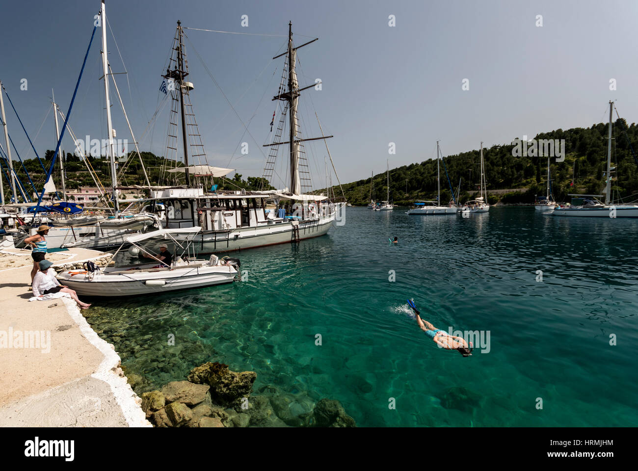 Tuba femelle près de yachts sur l'île de Paxos Banque D'Images