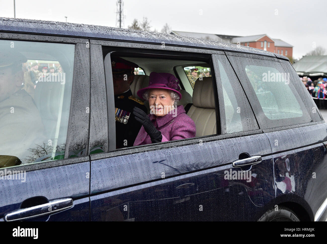 La reine Elizabeth II à Lucknow Barracks à Tidworth, dans le Wiltshire, au cours d'une visite au Royal Welsh Regiment pour marquer St David's Day. Banque D'Images