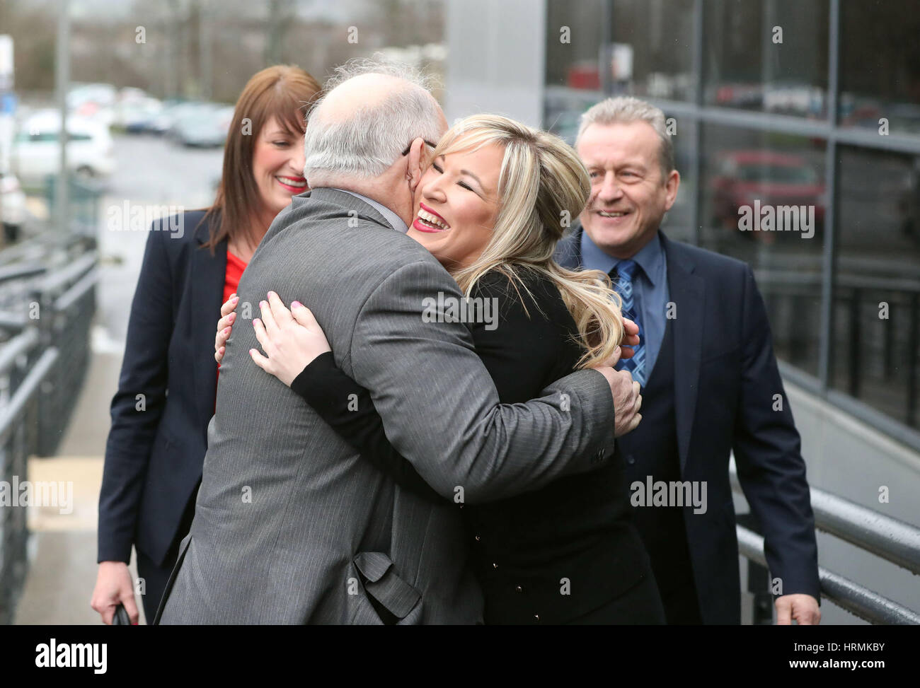 Michelle O'Neill, chef du Sinn Fein en Irlande du Nord, est embrassé par Francie Molloy comme elle arrive à sept tours de la base de loisirs, Ballymena, lorsque l'élection du personnel nombre comptent les bulletins de vote en assemblée générale de l'Irlande du Nord l'élection. Banque D'Images