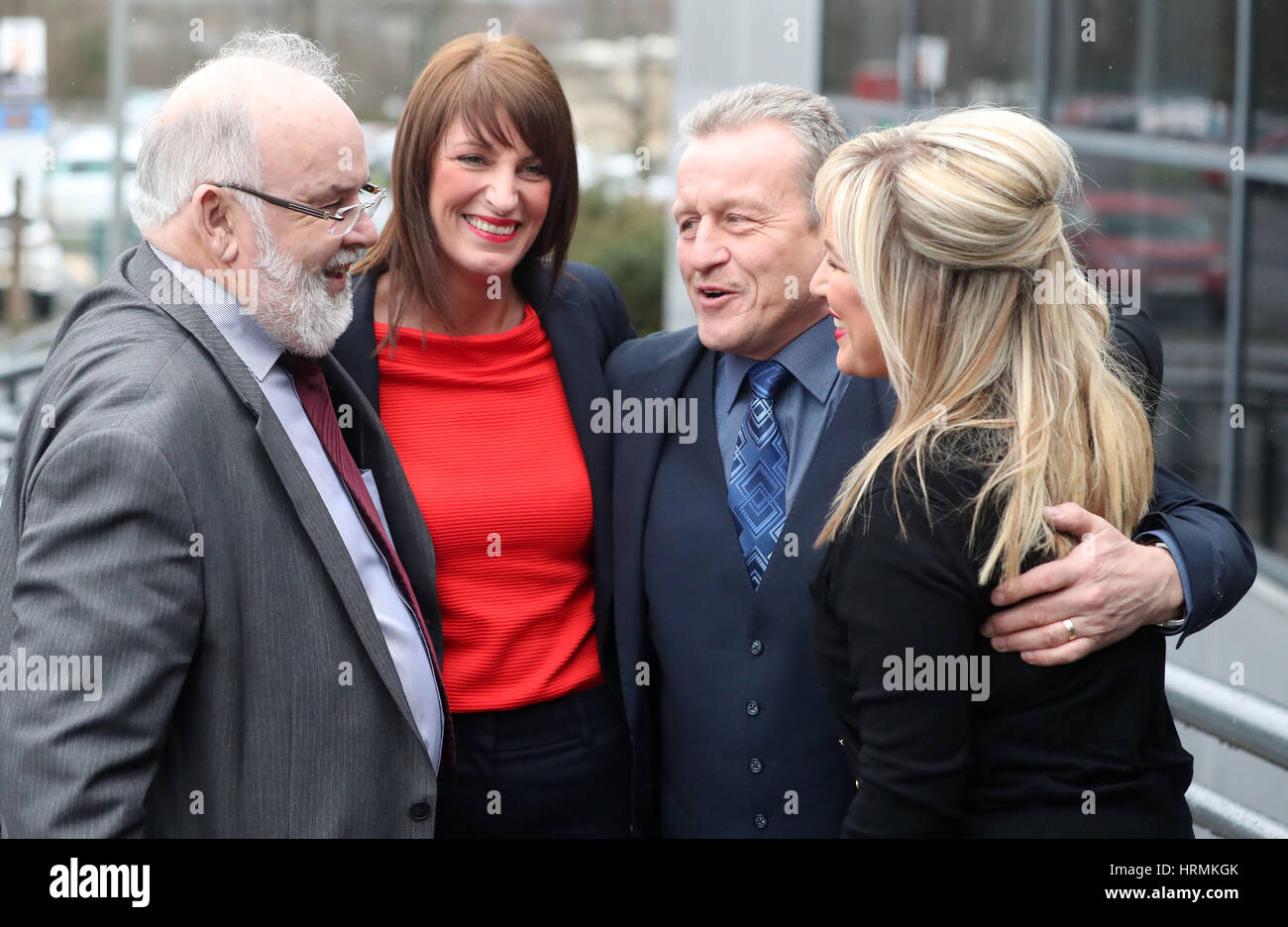 (À partir de la gauche) Francie Molloy, Linda Dollon, Ian Milne et Michelle O'Neill arriver au Sept Tours Centre de loisirs, Ballymena, lorsque l'élection du personnel nombre comptent les bulletins de vote en assemblée générale de l'Irlande du Nord l'élection. Banque D'Images