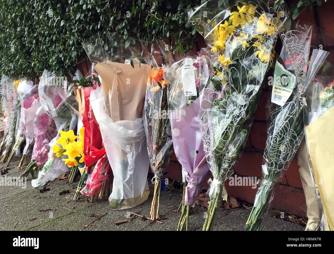 Des fleurs sur les lieux d'un incendie mortel à Withington, Manchester, où le mois dernier, Robert Chilowa, 46, a sauvé deux jeunes enfants des flammes qui ont coûté la vie de leurs grands-parents - et ce mois-ci on lui a dit de sortir de la Grande-Bretagne. Banque D'Images