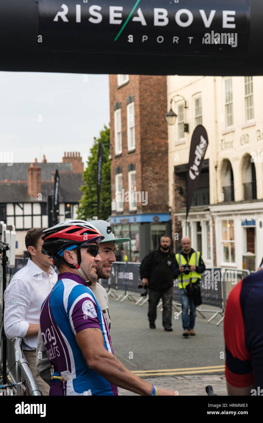 Pose pour Mark Cavendish avec selfies participant au début de l'élever au-dessus de sportive Banque D'Images