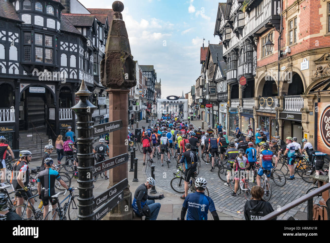 Les cavaliers se préparent pour le début de l'élever au-dessus de sportive à Chester Banque D'Images