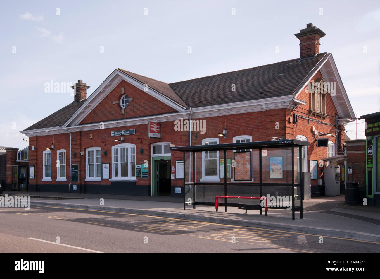 À l'extérieur extérieur/entrée de la gare ferroviaire d''Horley Surrey England UK Southern Rail Banque D'Images