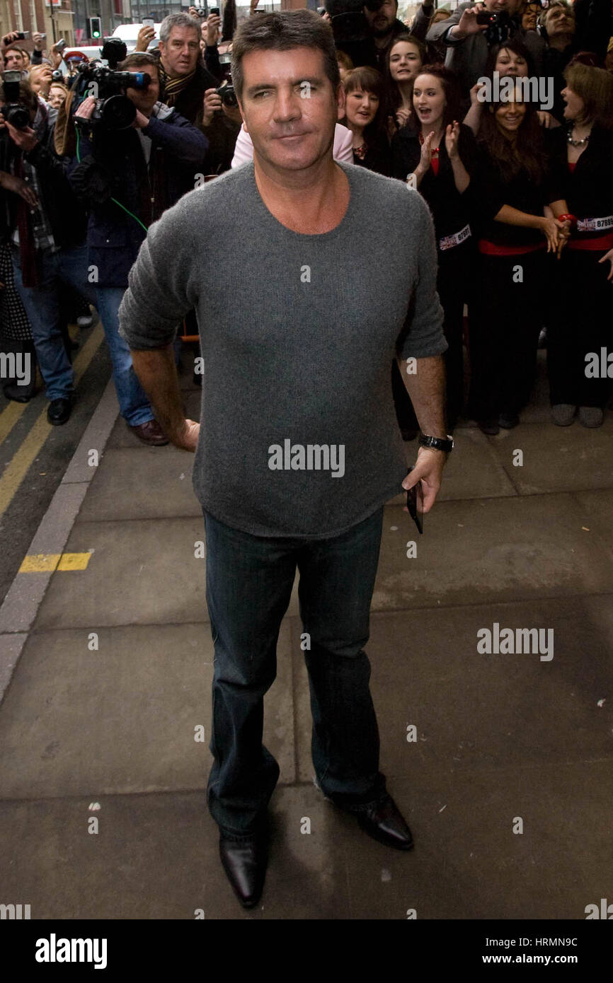 Britain's Got Talent des auditions à l'Opéra de Manchester. Janvier 2010. Simon Cowell arrive Banque D'Images