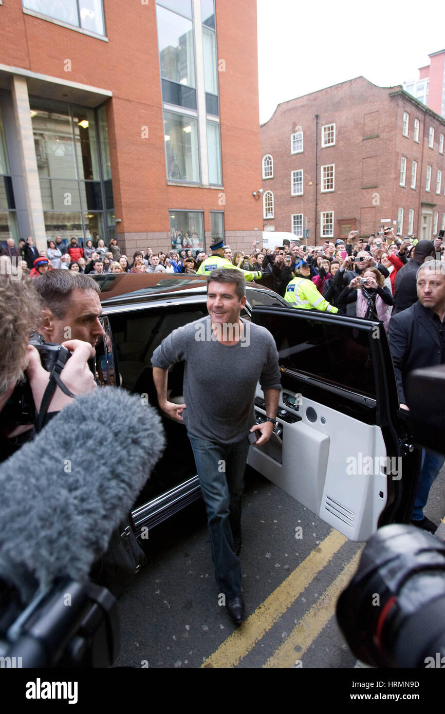 Britain's Got Talent des auditions à l'Opéra de Manchester. Janvier 2010. Simon Cowell arrive Banque D'Images
