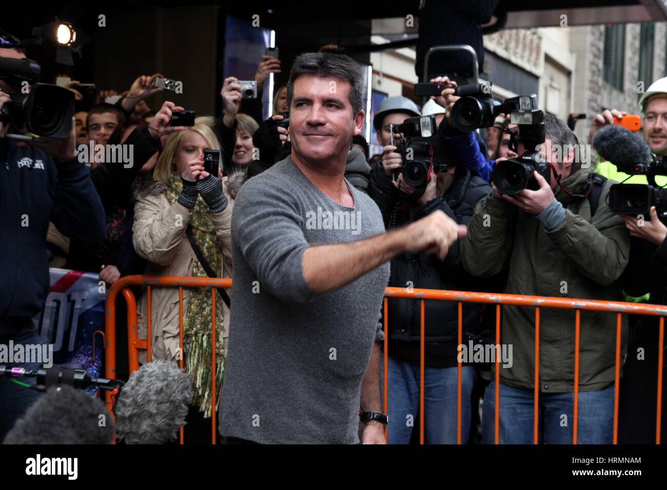Britain's Got Talent des auditions à l'Opéra de Manchester. Janvier 2010. Simon Cowell arrive Banque D'Images