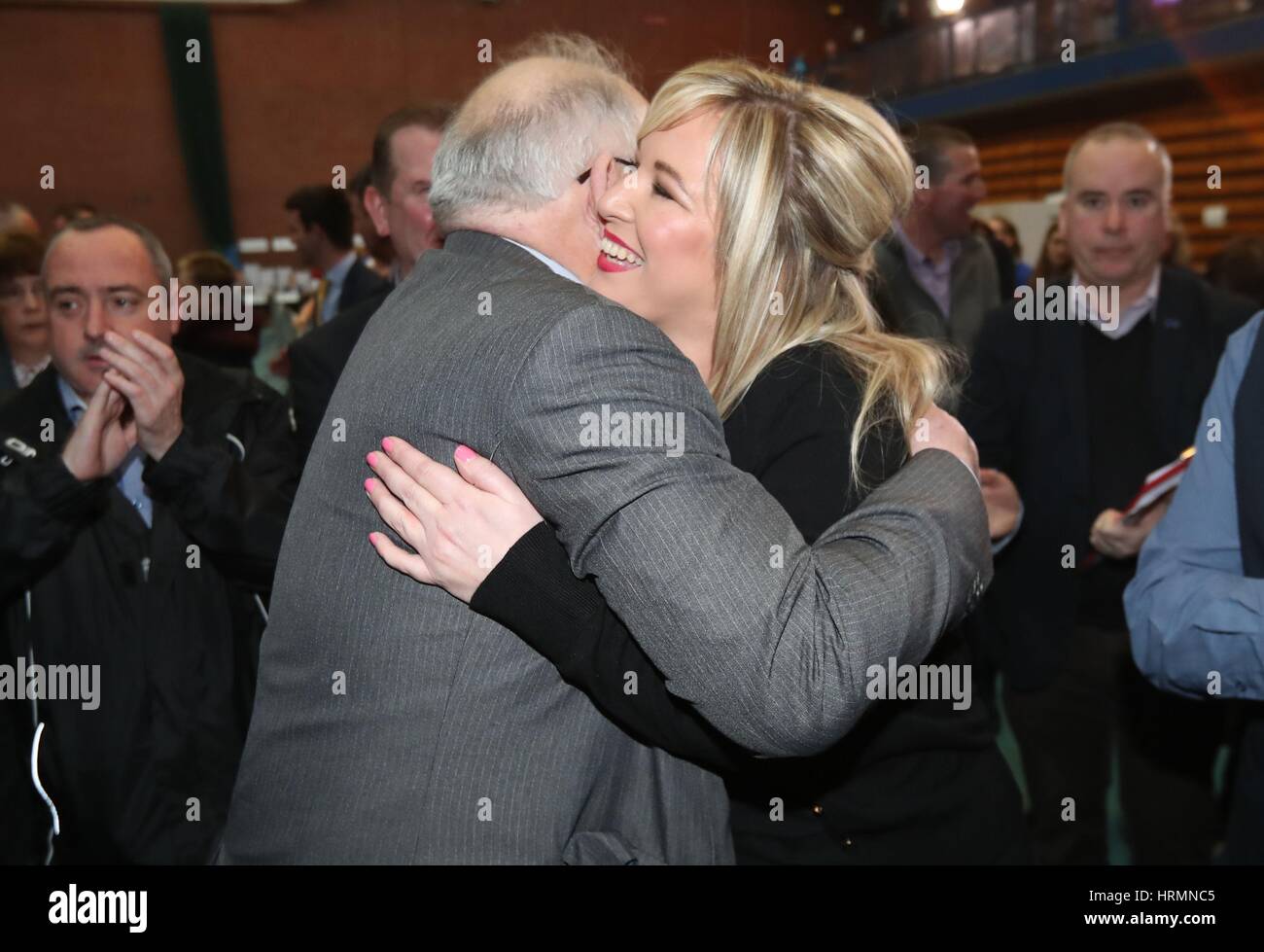 Michelle O'Neill, chef du Sinn Fein en Irlande du Nord, célèbre sa victoire avec siège Francie Molloy MP au Sept Tours Centre de loisirs, Ballymena, dans l'Irlande du Nord Assemblée générale des élections. Banque D'Images