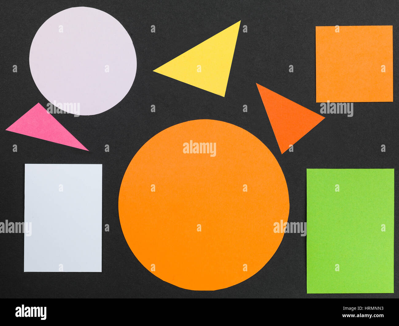 Motif coloré de formes géométriques sur un fond noir Banque D'Images