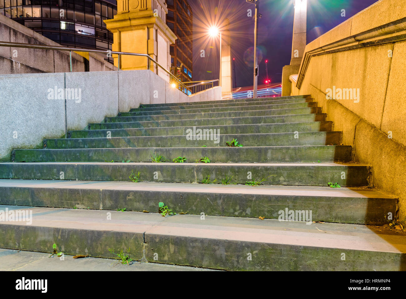 Scène urbaine d'escaliers par la Tamise de nuit Banque D'Images
