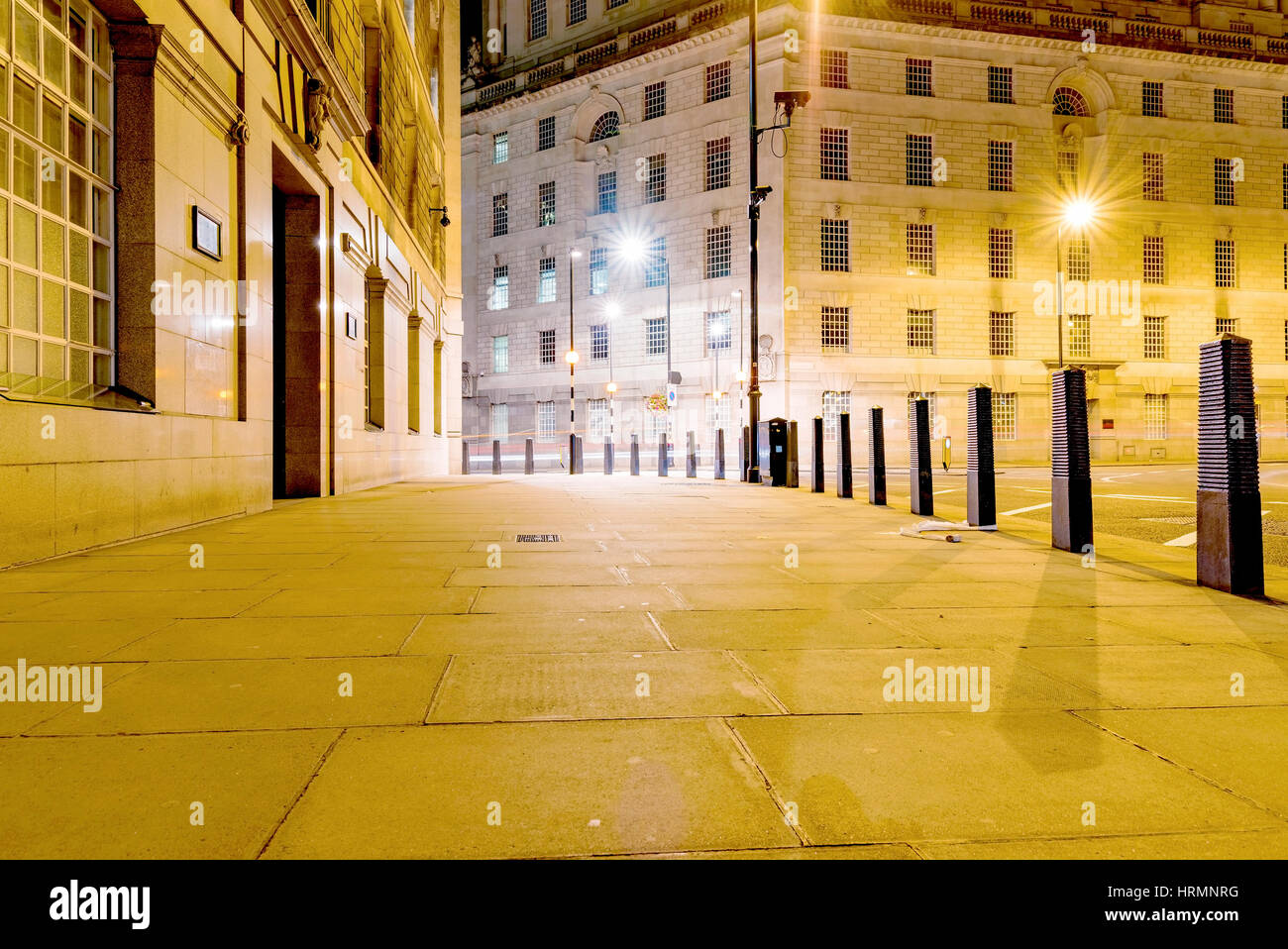 Street dans le centre de Londres la nuit avec l'architecture Banque D'Images