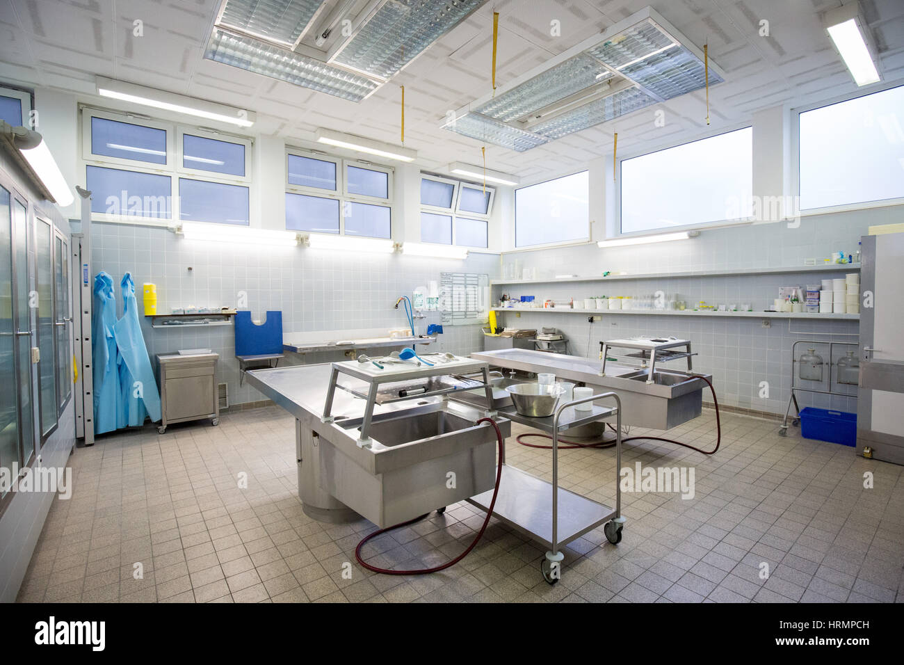 Kiel, Allemagne. Feb 27, 2017. Vue de la salle d'autopsie à l'Institut de médecine légale, photographié au cours d'une visite du ministre de la Santé du Schleswig-Holstein Alheit sur le campus de la clinique universitaire de Schleswig-Holstein (UKSH) à Kiel, Allemagne, 27 février 2017. Photo : Christian Charisius/dpa/Alamy Live News Banque D'Images