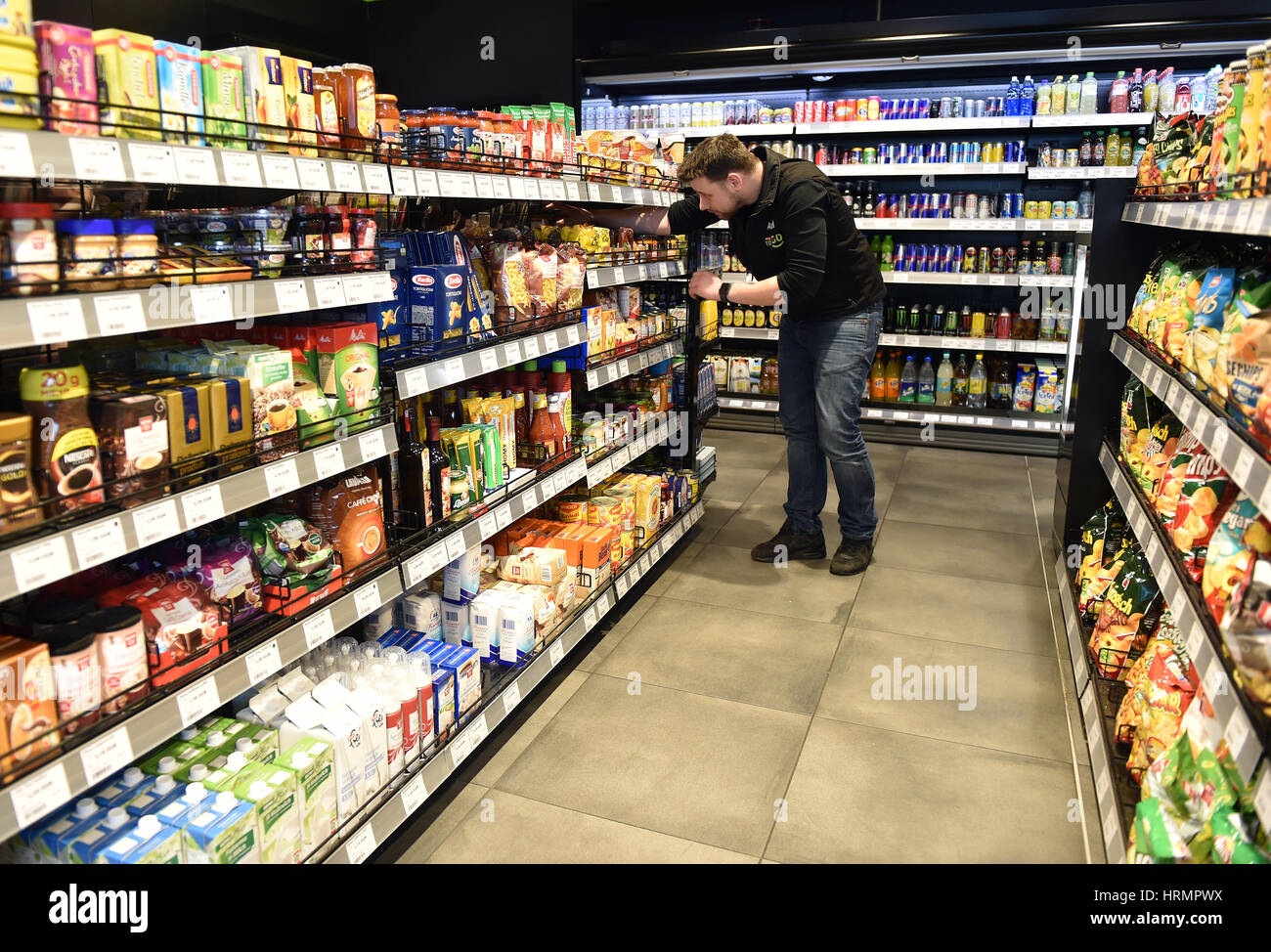 Vue d'une station service Aral avec un supermarché Rewe pour aller à Bochum, Allemagne, 2 mars 2017. La station essence becoms un supermarché, de plus en plus d'élargir leurs stations d'alimentation pour l'alimentation. Photo : Caroline Seidel/dpa Banque D'Images