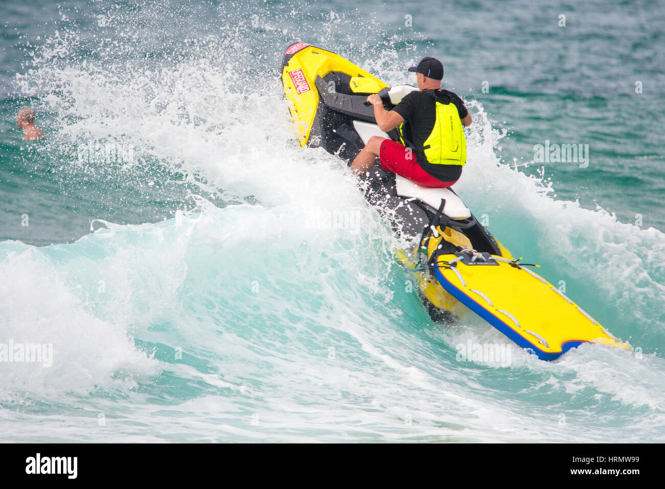 Sydney, Australie - le 3 mars 2017 : Australian Open of Surfing Sports Événement à Manly Beach, Australie Doté d'Surf, BMX, patinage et la musique. Sur la photo est un Lifegurad patroling Surf Manly Beach comme la pluie par endroits. Credit : mjmediabox / Alamy Live News Banque D'Images
