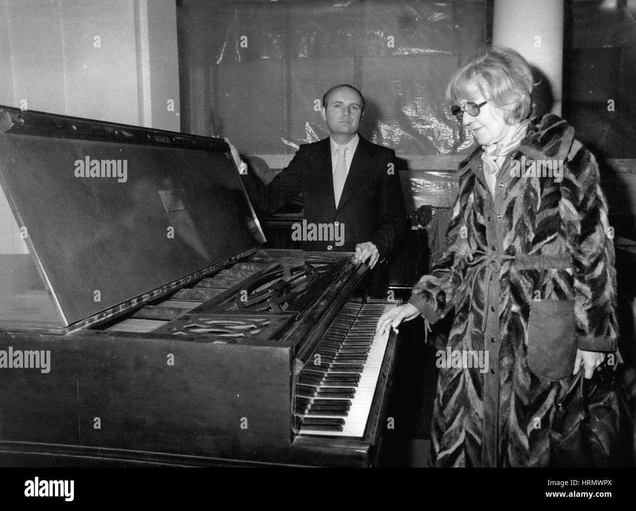 Mar. 14, 1977 - elle a acheté le piano à une vente aux enchères à Paris.  Chopin compose ses 8 derniers travaux sur le piano. Comtesse Obreskoff,  l'épouse de l'Ambassadeur de Russie,