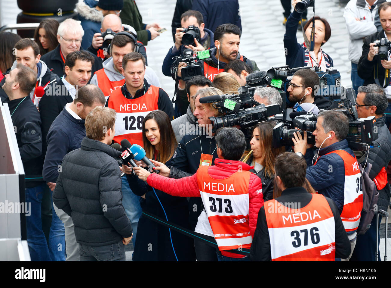 Barcelone, Espagne. 06Th Mar, 2017. Sport Automobile : Championnat du Monde de Formule 1 de la FIA 2017, Test à Barcelone, Nico Rosberg donnant des interviews Credit : dpa/Alamy Live News Banque D'Images