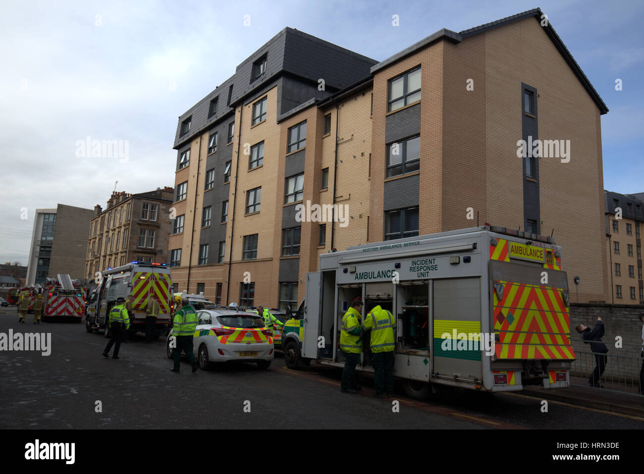 Glasgow, Ecosse, Royaume-Uni. 3e Mar, 2017. Dissolvant pour vernis à ongles l'origine d'importants services d'urgence en cas de déversement dans la réponse Finnieston embourgeoisés domaine de Glasgow. Lewbowskis pub a été évacuées après les piétons ont fait état d'une "forte odeur de produits chimiques'.Fire and Rescue Service suggèrent que l'odeur provenait de la "pillage de l'acétone à partir d'un bar à ongles à proximité.' Credit : Gérard Ferry/Alamy Live News Banque D'Images