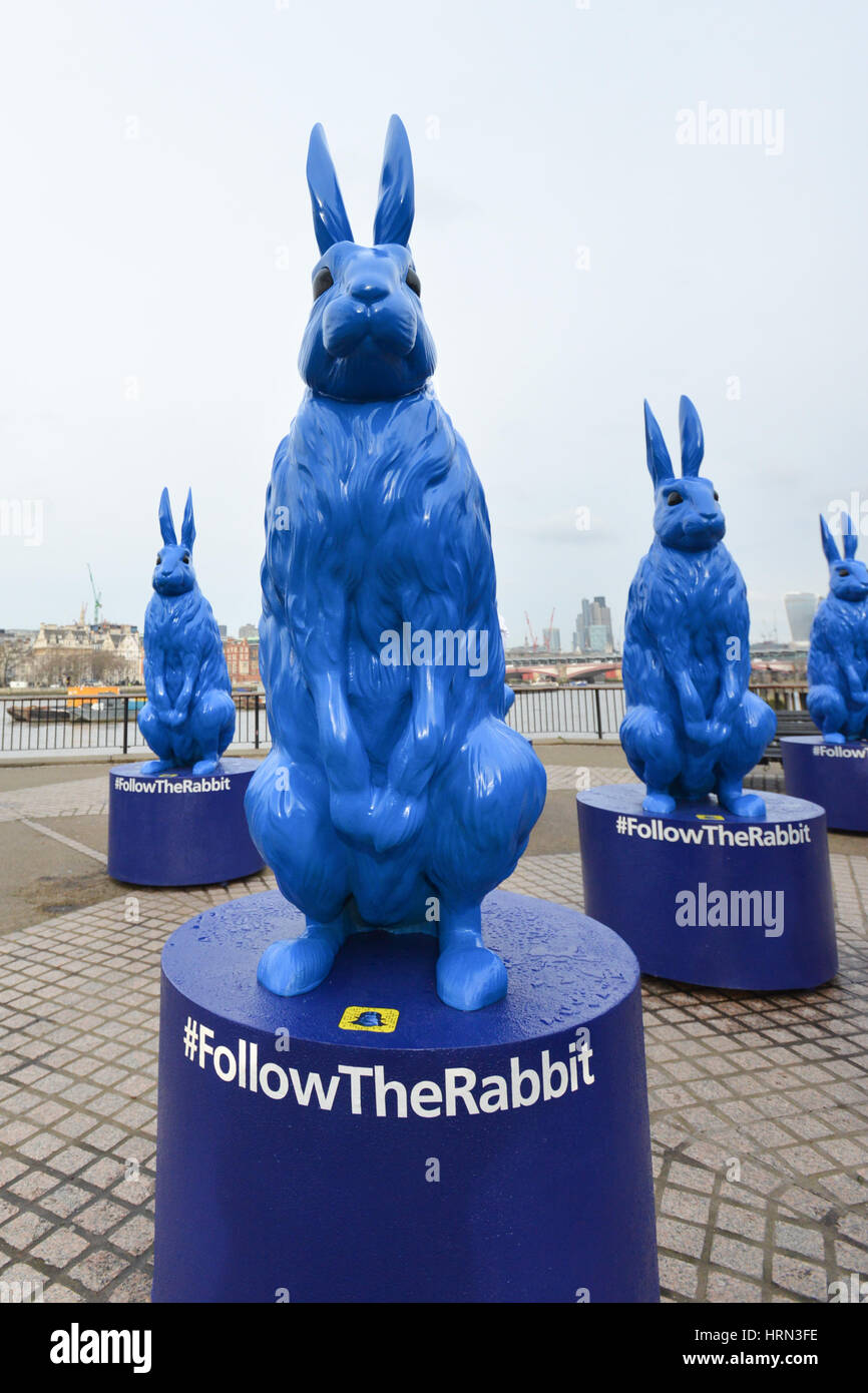 Southbank, Londres, Royaume-Uni. 3e Mar, 2017. Les lapins en plastique bleu promotion pour le réseau O2, sur la rive sud de Londres. Crédit : Matthieu Chattle/Alamy Live News Banque D'Images