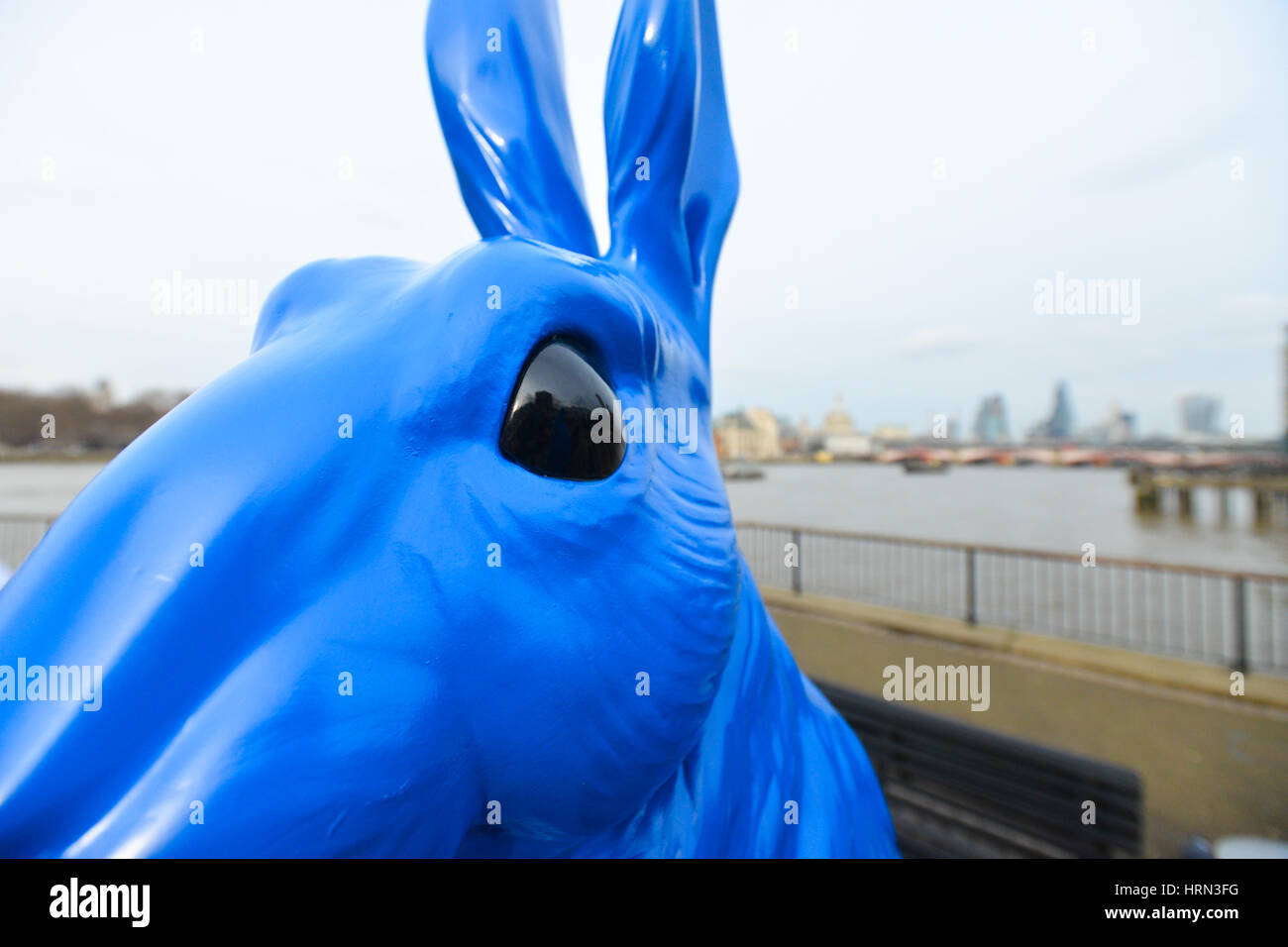 Southbank, Londres, Royaume-Uni. 3e Mar, 2017. Les lapins en plastique bleu promotion pour le réseau O2, sur la rive sud de Londres. Crédit : Matthieu Chattle/Alamy Live News Banque D'Images
