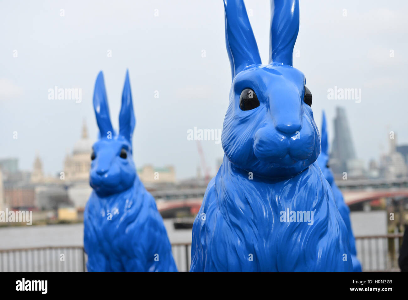 Southbank, Londres, Royaume-Uni. 3e Mar, 2017. Les lapins en plastique bleu promotion pour le réseau O2, sur la rive sud de Londres. Crédit : Matthieu Chattle/Alamy Live News Banque D'Images