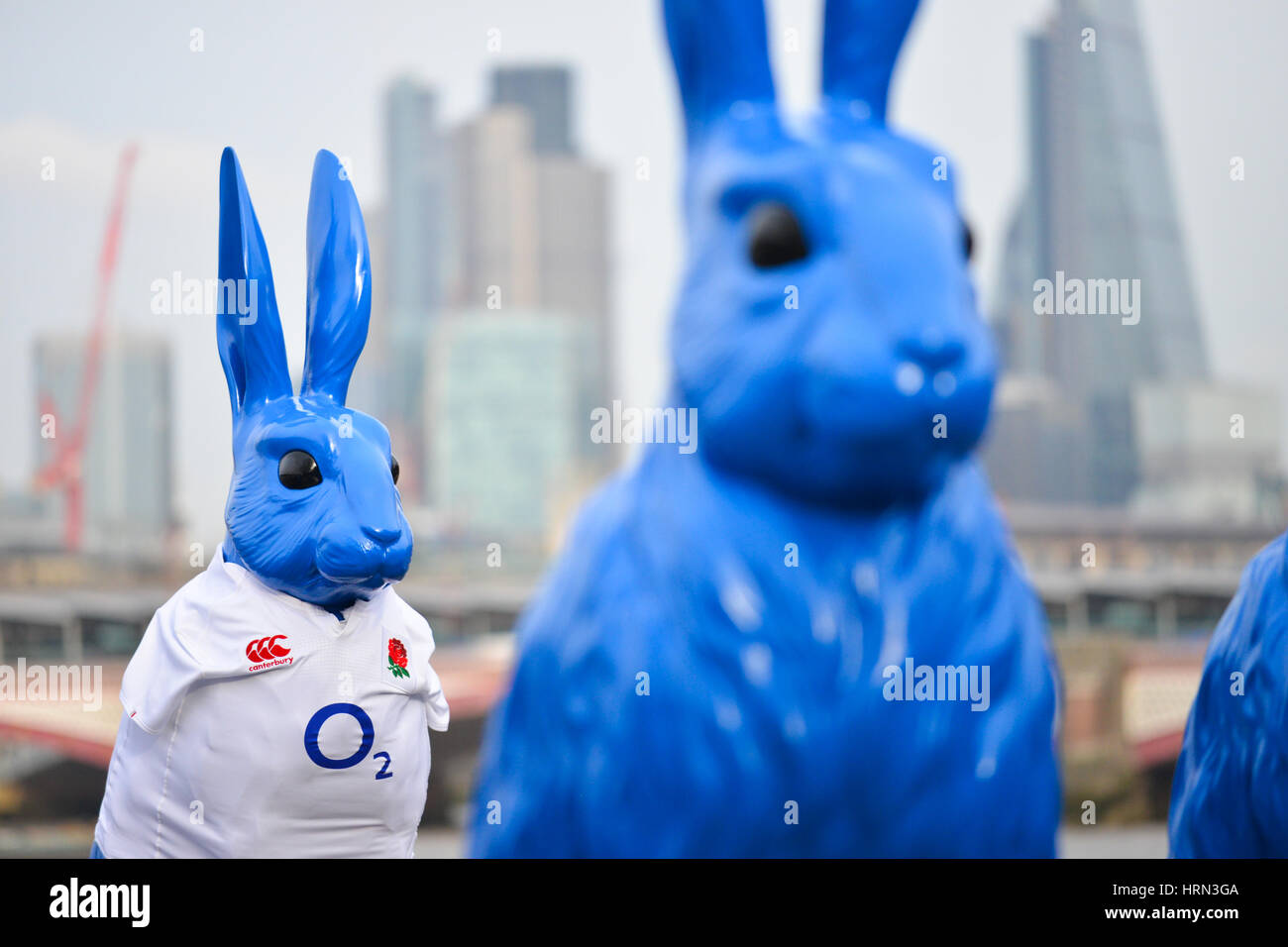 Southbank, Londres, Royaume-Uni. 3e Mar, 2017. Les lapins en plastique bleu promotion pour le réseau O2, sur la rive sud de Londres. Crédit : Matthieu Chattle/Alamy Live News Banque D'Images