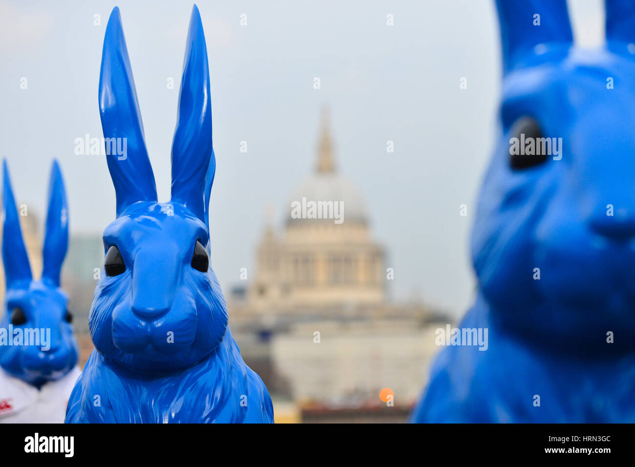 Southbank, Londres, Royaume-Uni. 3e Mar, 2017. Les lapins en plastique bleu promotion pour le réseau O2, sur la rive sud de Londres. Crédit : Matthieu Chattle/Alamy Live News Banque D'Images