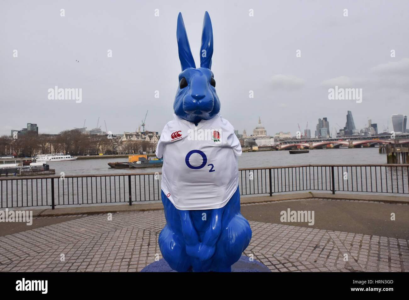 Southbank, Londres, Royaume-Uni. 3e Mar, 2017. Les lapins en plastique bleu promotion pour le réseau O2, sur la rive sud de Londres. Crédit : Matthieu Chattle/Alamy Live News Banque D'Images