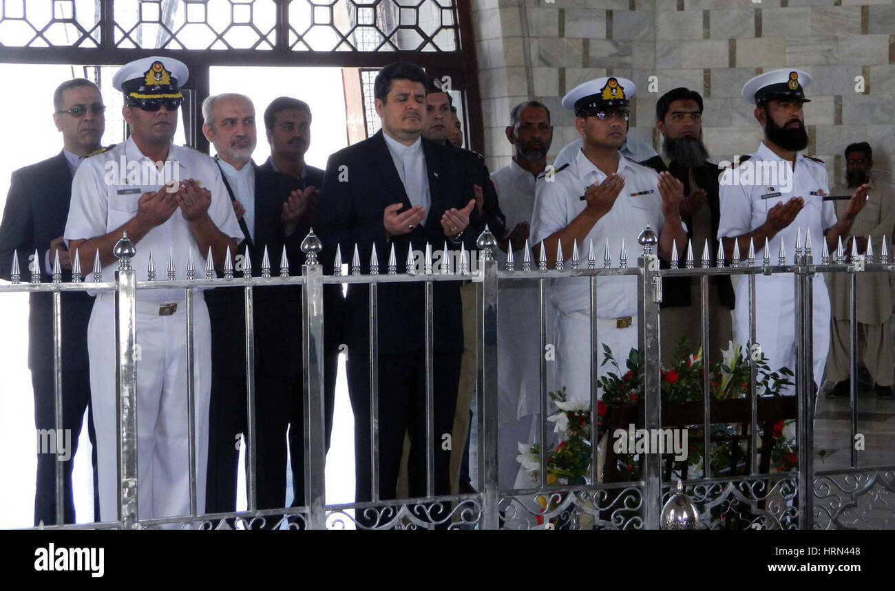 Le Pakistan. 3e Mar, 2017. Le Consul général iranien Ahmad Muhammadi visiter le mausolée de Quaid-e-Azam Muhammad Ali Jinnah à Karachi le Vendredi, Mars 03, 2017. Ahmad Muhammadi place couronne de fleurs sur la tombe de Jinnah a prié pour la paix de son soualso. Credit : Asianet-Pakistan/Alamy Live News Banque D'Images