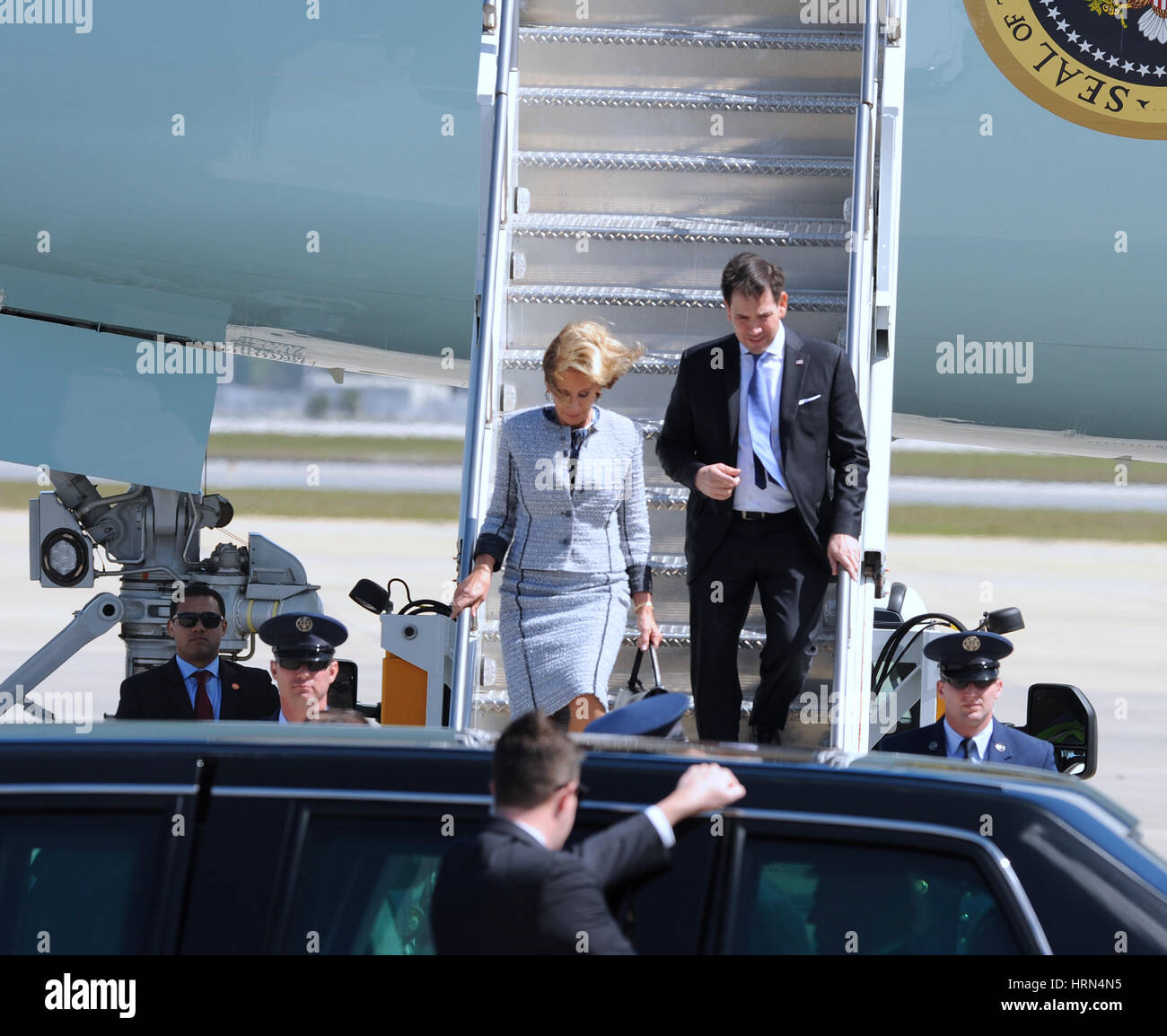 Orlando, USA. 06Th Mar, 2017. Le secrétaire américain de l'éducation Betsy DeVos (à gauche) et le sénateur américain Marco Rubio (R-FL) descendre l'escalier de l'Air Force One à l'Aéroport International d'Orlando à Orlando, Floride, le 3 mars 2017. DeVos et Rubio est accompagnant le président américain Donald Trump pour une séance d'écoute à une école catholique. Crédit : Paul Hennessy/Alamy Live News Banque D'Images