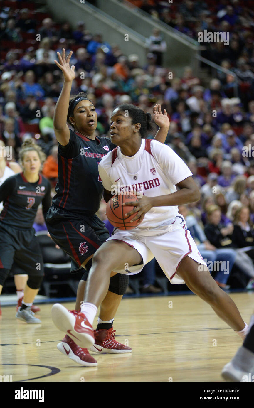 Seattle, WA, USA. 3e Mar, 2017. Le Stanford Nadia Fingall (4) disques durs à l'encontre du panier WSU Kayla Washington (5) dans un CIP12 tournoi femmes match entre les Cougars de l'État de Washington et le Stanford Cardinal. Le jeu a été joué à Key Arena de Seattle, WA. Jeff Halstead/CSM/Alamy Live News Banque D'Images