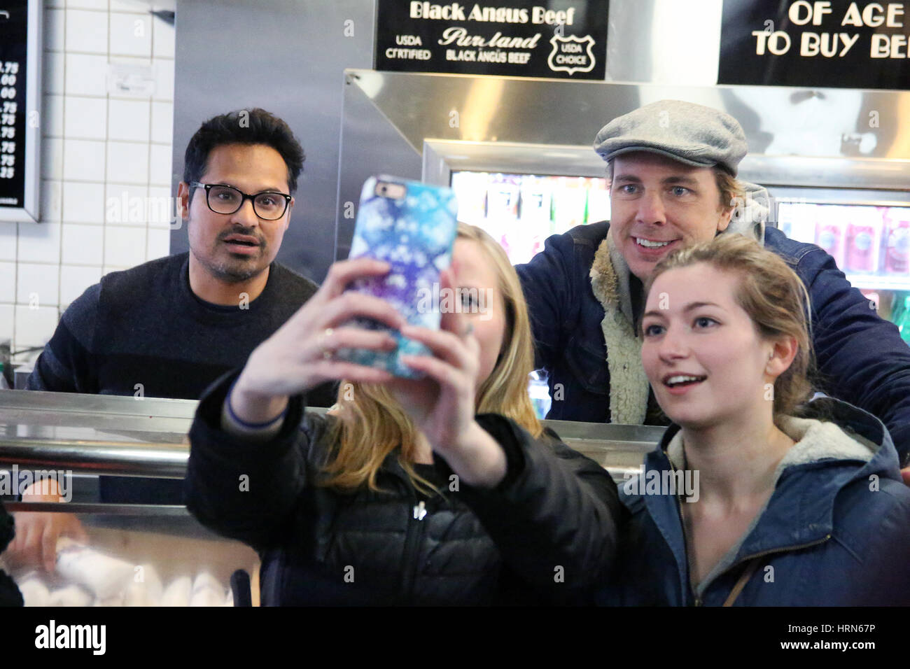 Philadelphia, PA, USA. 3e Mar, 2017. Dax Shepard et Michael Peña photo de Jim's steaks sur South Street de donner gratuitement des steaks de fromage aux fans, célébrant la libération de plaquettes en salles le vendredi 24 mars. à Philadelphie, PA, le 3 mars, 2017 ***HOUSE Crédit : Photographe*** Star Shooter/media/Alamy Punch Live News Banque D'Images