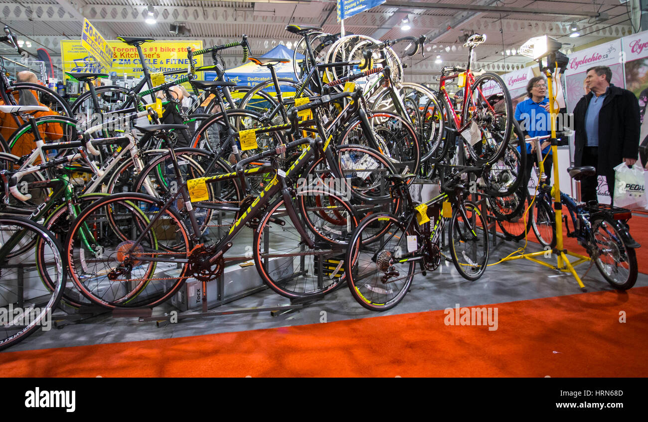 Toronto, Canada. 3e Mar, 2017. 2017 personnes visitent le Toronto International Bicycle Show à Toronto, Canada, le 3 mars 2017. Le rapport annuel salon de trois jours a débuté le vendredi, avec la plus à jour affiche de nouveaux vélos et accessoires de plus de 175 exposants. Credit : Zou Zheng/Xinhua/Alamy Live News Banque D'Images