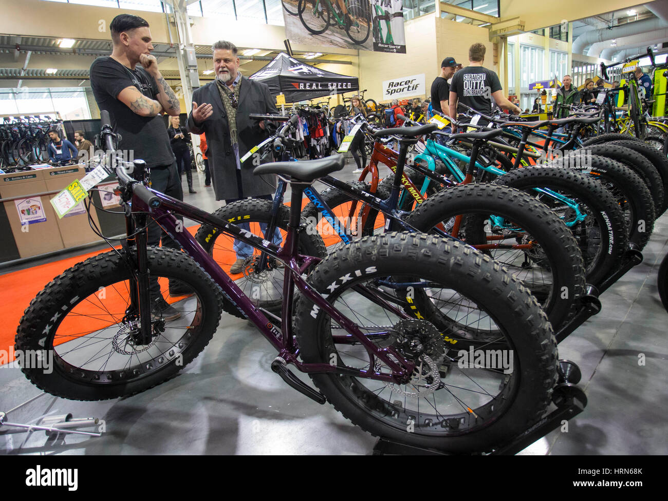 Toronto, Canada. 3e Mar, 2017. 2017 personnes visitent le Toronto International Bicycle Show à Toronto, Canada, le 3 mars 2017. Le rapport annuel salon de trois jours a débuté le vendredi, avec la plus à jour affiche de nouveaux vélos et accessoires de plus de 175 exposants. Credit : Zou Zheng/Xinhua/Alamy Live News Banque D'Images