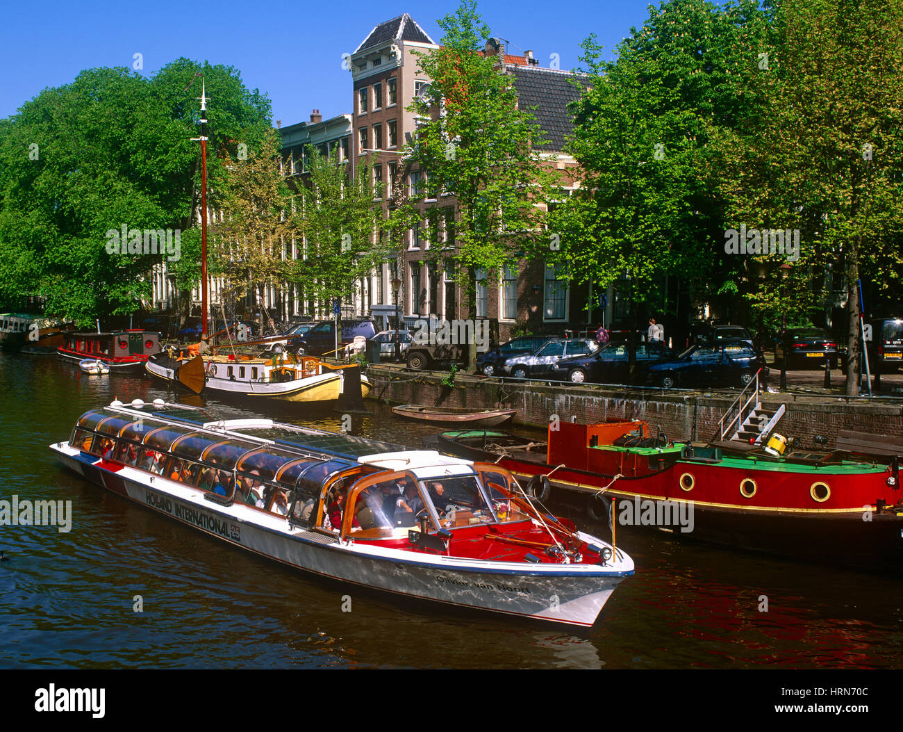 Les touristes sur un bateau de plaisance sur Brouwersgracht, Amsterdam, Hollande, Pays-Bas. Banque D'Images