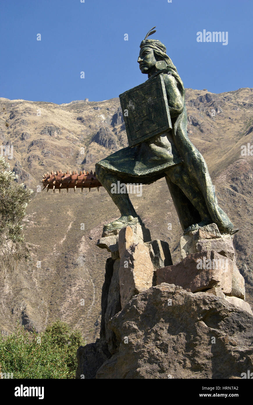 Statue de Manco Inca Yupanqui sur la Plaza Mayor, Ollantaytambo, Vallée Sacrée, Pérou Banque D'Images