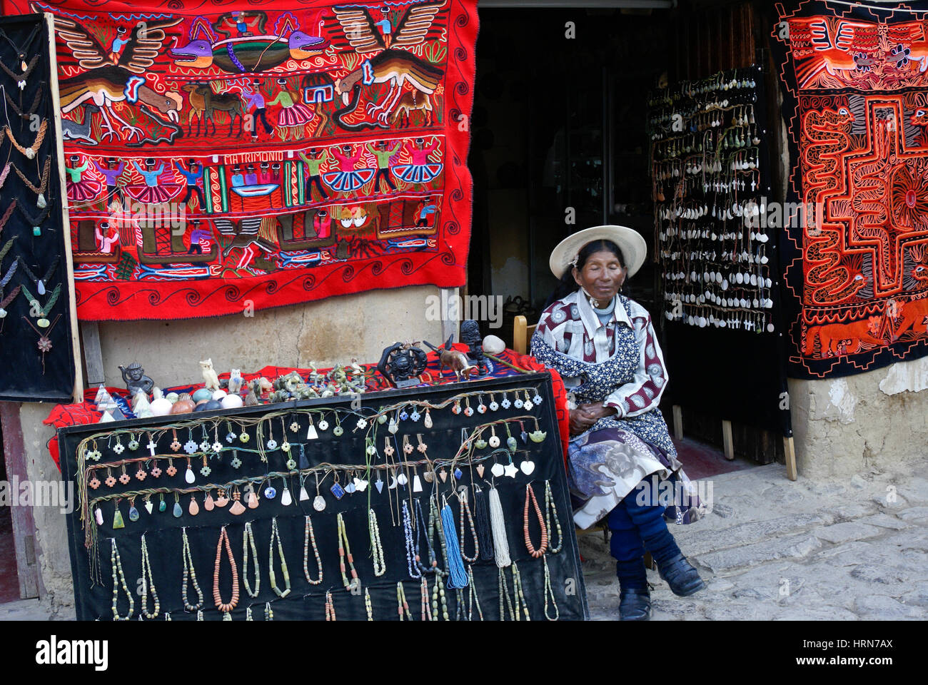 Sleepy femme Quechua vendant de l'artisanat d'Ollantaytambo, Pérou Banque D'Images