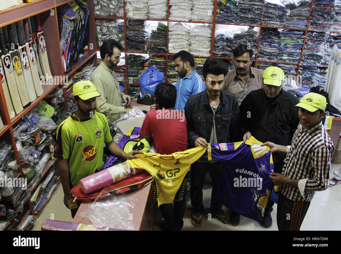 Lahore, Pakistan. 09Th Mar, 2017. Les amateurs de cricket pakistanais recueillir l'extérieur d'une banque pour acheter des billets pour les prochains match de cricket du Pakistan finale Super League. C'est censé être un domestique. Mais pour le Pakistan Cricket Board, c'est un défi de montrer au monde qu'il est sûr de jouer le sport international au Pakistan. Le Pakistan Super League (PSL) est un espoir pour la réouverture de la porte de cricket international dans le pays. Credit : Rana Sajid Hussain/Pacific Press/Alamy Live News Banque D'Images